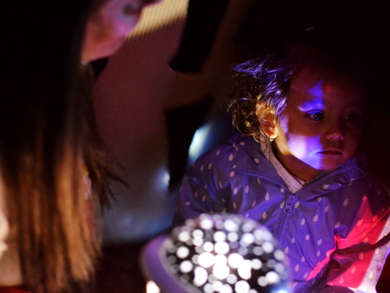 Niña jugando con luz