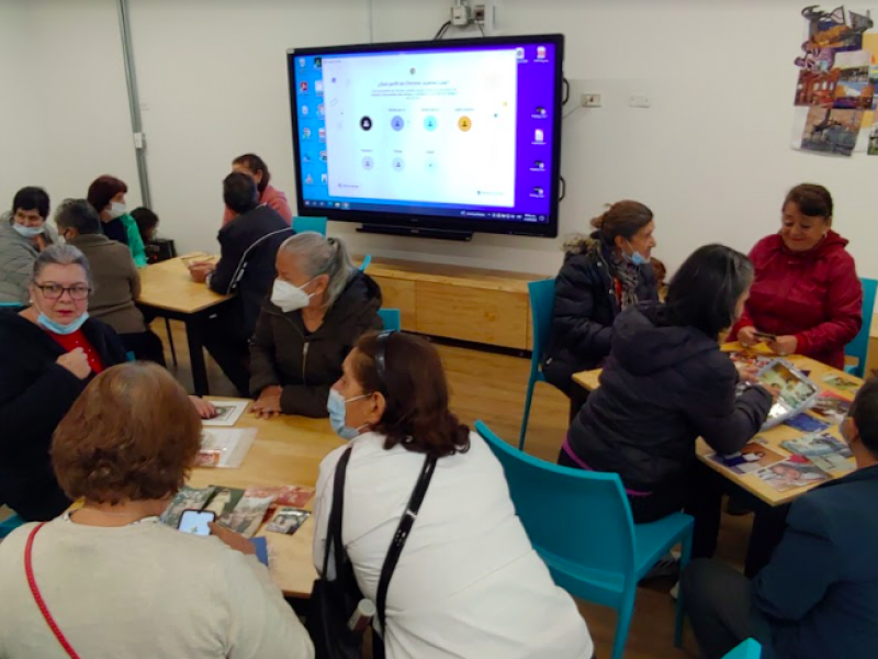 Adultos mayores en biblioteca 