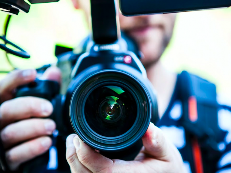 Persona sosteniendo una cámara fotográfica