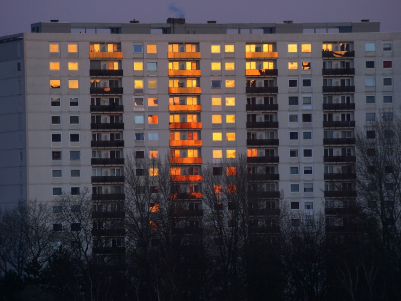 Reflejo del atardecer en las ventanas de un edificio. 