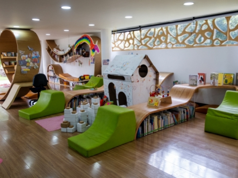 Biblioteca El Parque en la zona infantil de juegos y lectura para niñas y niños