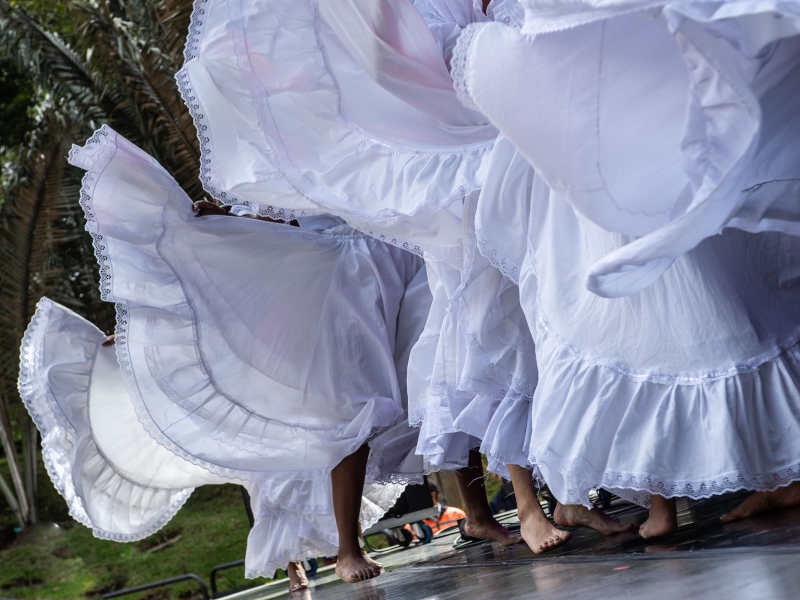 Bailarinas con polleras blancas en el escenario