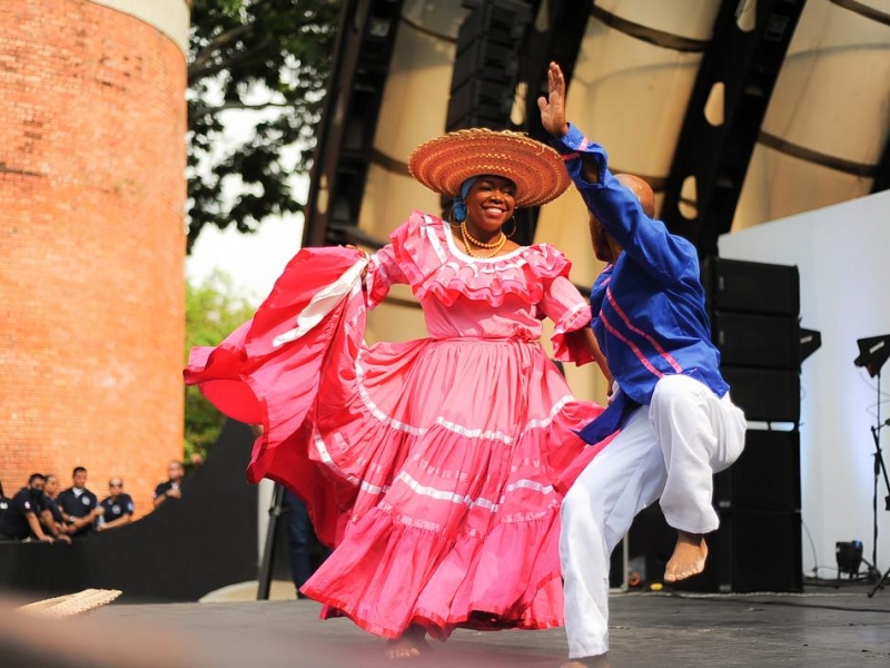 Bailarines de currulao en escena