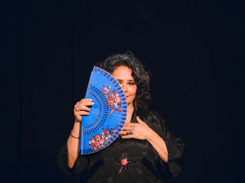 Mujer con abánico azul