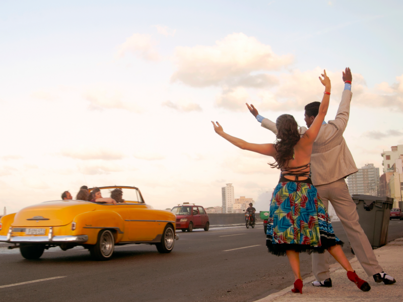 Personas al aire libre en La Habana