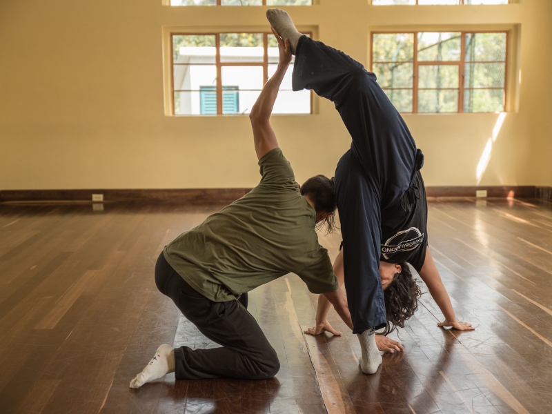 Bailarines durante taller en La Casona de la Danza