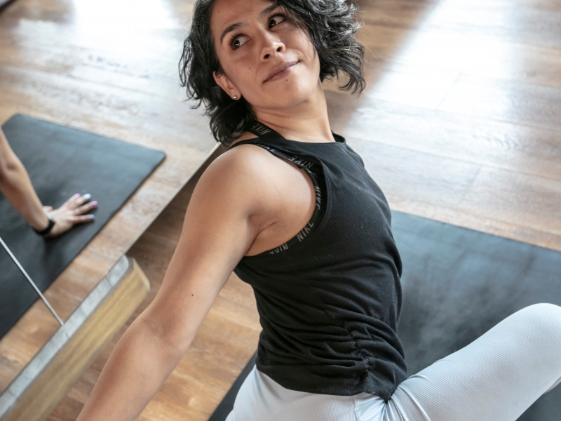 Maestra de yoga durante sesión