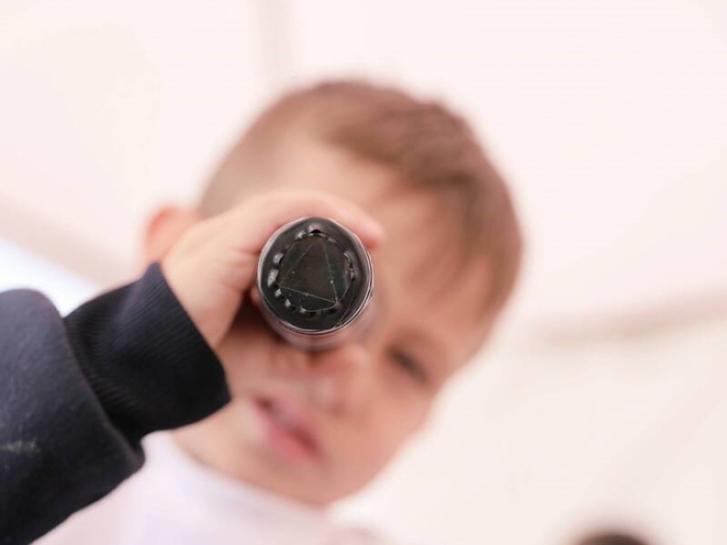 Niño interactuando con un telescopio casero 