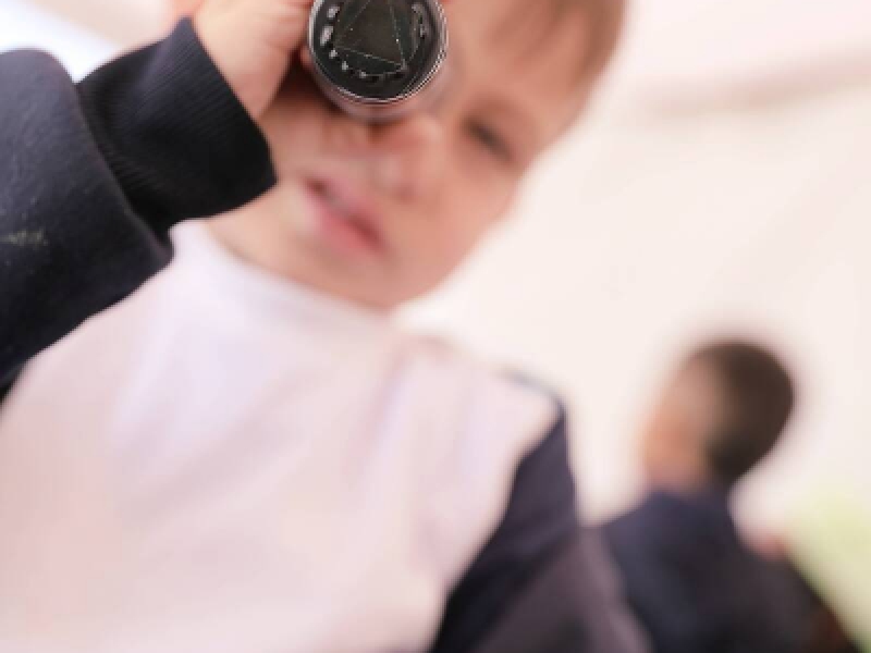 Niño con lente