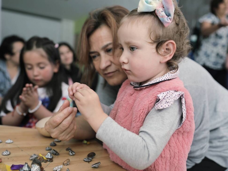 niña jugando con semillas