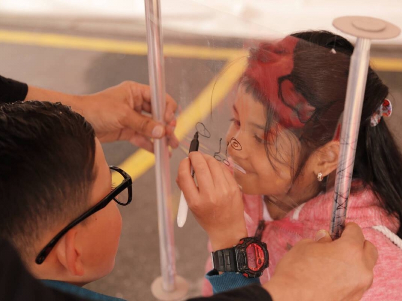 Niña y niño en experiencia