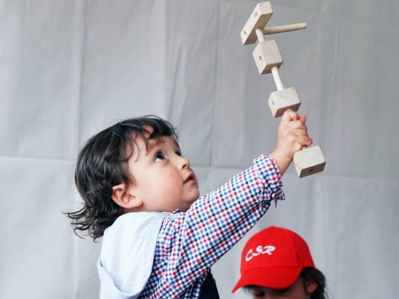 niño en experiencia artística