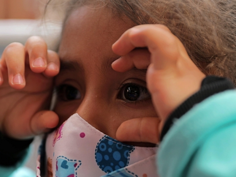 Foto de niña jugando.