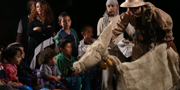 Actores con niños durante novena navideña