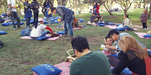 Lectores al aire libre