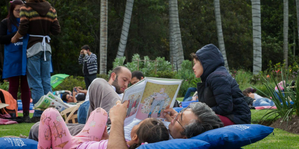 Lectores al aire libre