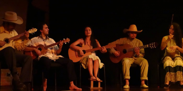 Los alegres musicos parrandistas con sus instrumentos