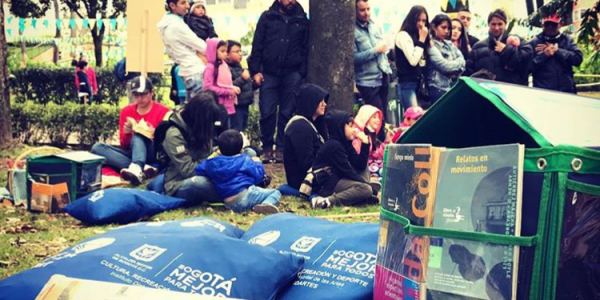 Libro al viento en el Jardín Botánico de Bogotá