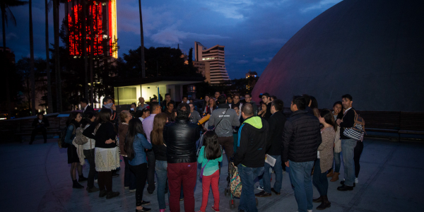 Observación de estrellas en el Planetario Nocturno