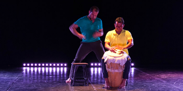 Hombre danzando y hombre tocando el tambor