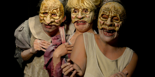 Tres actrices con máscaras de ancianas