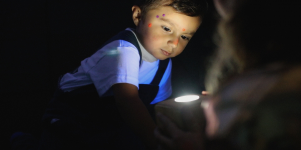 Niño jugando con un cubo de luz