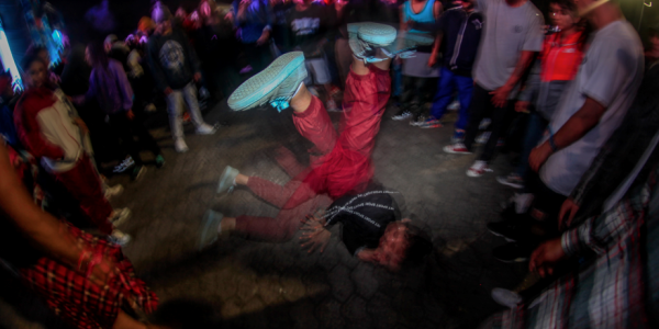 Grupo de bailarines de hip hop en un circulo danzando.