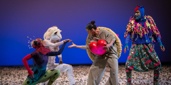 Actores en escena representando una escena de teatro - danza