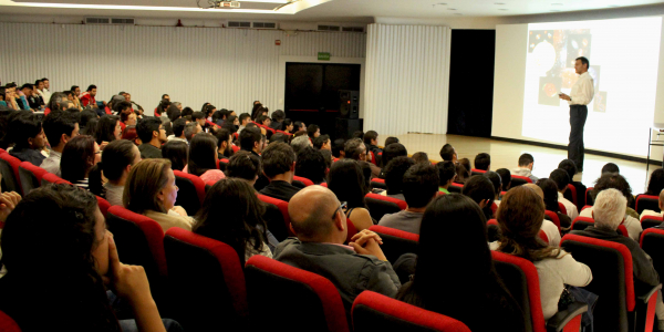 Personas asistiendo a una clase y conferencista 