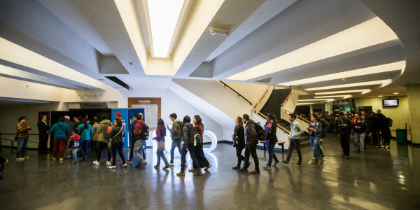 Personas haciendo fila para ingresar a una actividad en el Planetario.