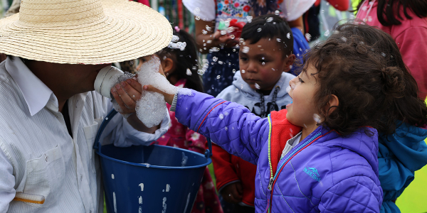 Niños participando en una actividad al aire libre