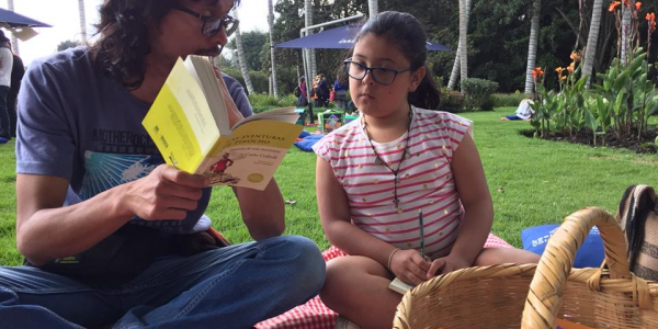 Mujer y nola con libro en un parque