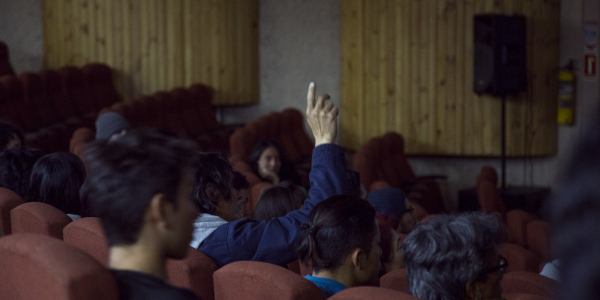 Personas participando en una ponencia