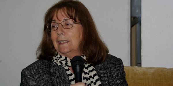 Imagen de María Teresa Ruiz dando una entrevista en la Feria Internacional de Libro de Santiago, foto de Wikimedia Commos de Rodrigo Fernández
