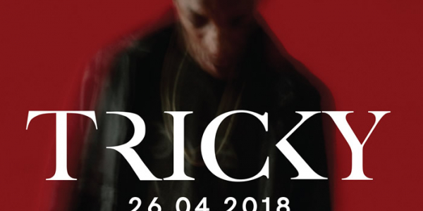Fotografia deTricky difusa sobre fondo rojo