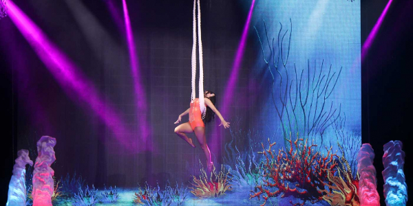 Mujer colgando de una cuerda en una escena de underwater 