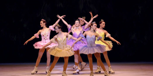 Grupo de bailarinas danzando sobre una pista de hielo