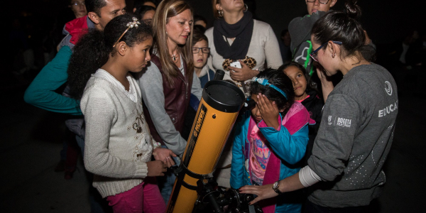 Grupo de personas participando en las actividades del Planetario Nocturno