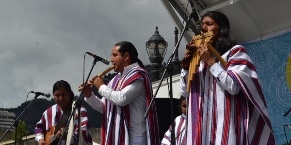 Musicos  indígenas en escena