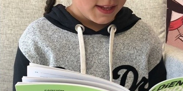 Niña con libro