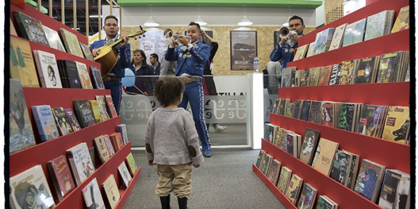 Escena entre libros y mariachis en estand de la Feria del Libro