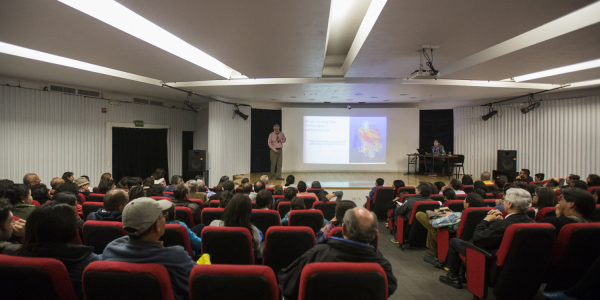 Conferencista y público en un salón