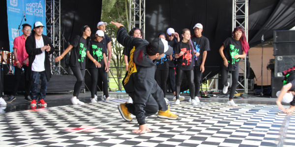 Jóvenes en un montaje de Danza urbana