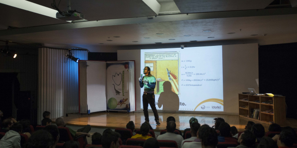 Personas escuchando a un conferencista en una sala.