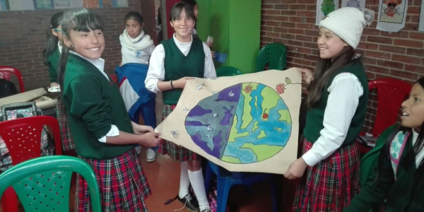 Niños que hacen parte de la exposición Crónicas de la tierra