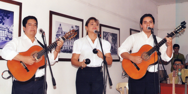 Dos hombres y una mujer con guitarras