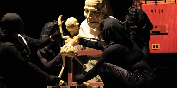 Actores y marionetas en escena