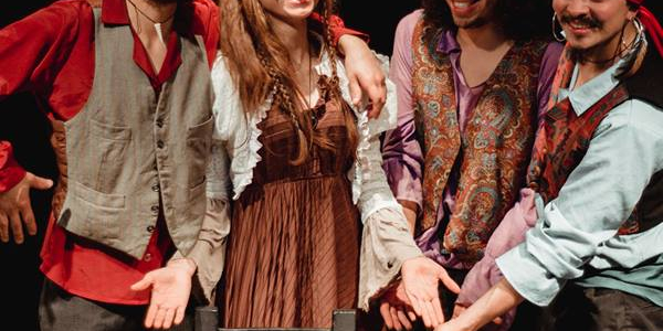 Actores en escena vestidos como gitanos