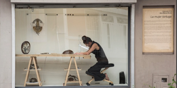 Mujer haciendo parte de una exposición en un espacio artístico