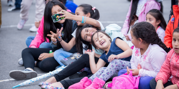 Niños disfrutando de actividades recreativas al aire libre
